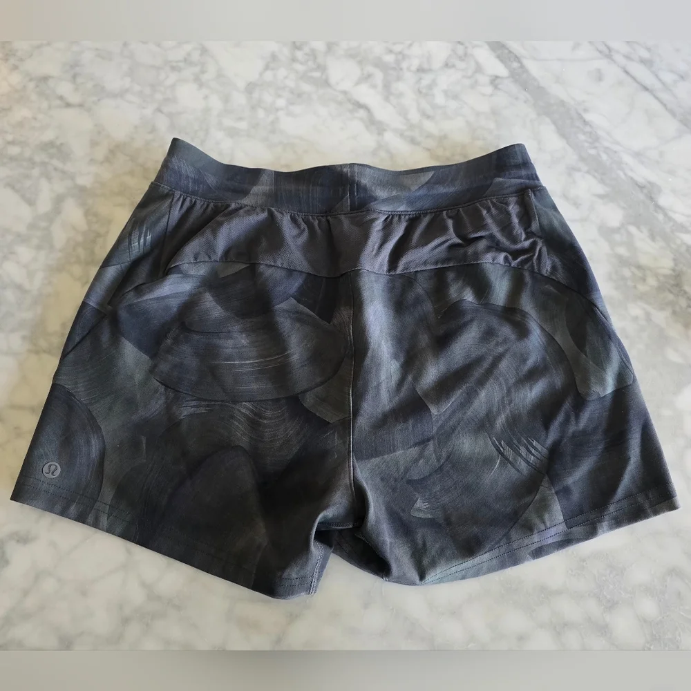 Lululemon Men's Unlined Shorts Size Medium‎